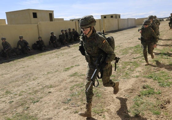 La princesa Leonor durante unas maniobras en el Centro Nacional de Adiestramiento de San Gregorio, del Ejército de Tierra, cerca de Zaragoza.