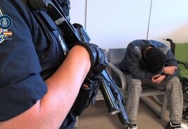 Un agente custodia a 'El Pastilla' hoy a su llegada a Madrid