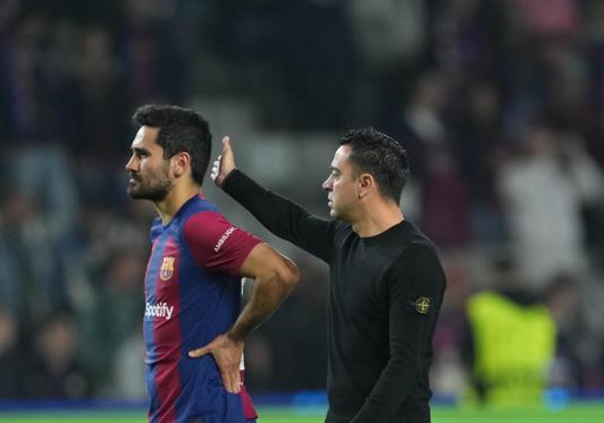 Ilkay Gündogan y Xavi Hernández, tras la eliminación del Barça en la Champions.