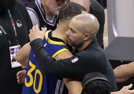 Jordi Fernández, asistente de Sacramento Kings y próximo entrenador de Brooklyn Nets se abraza con Stephen Curry, jugador de los Golten State Warriors