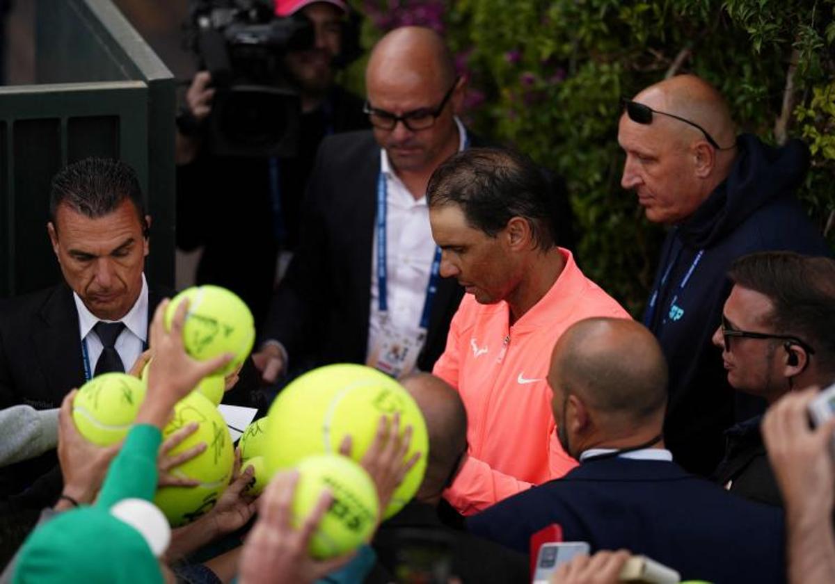 Rafa Nadal firma autógrafos tras su eliminación en el Conde de Godó.