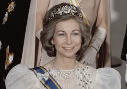 Por qué Letizia podría lucir hoy la tiara floral que llevó Sofía en Holanda: la historia de la polémica joya