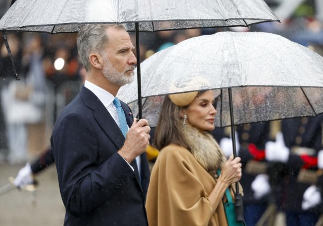 Los reyes de España, Felipe VI y Letizia, realizan una ofrenda floral ante el Monumento Nacional