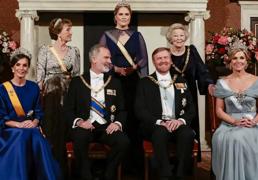 Lo que no se vio de Letizia en la cena de gala en Holanda: el misterio del taburete, los pies ocultos de la reina y un secreto