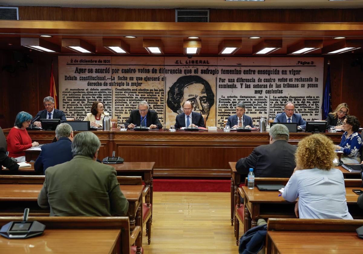 El presidente de la comisión, Pío García Escudero, durante la comparecencia del catedrático de derecho constitucional de la Universidad Carlos III, Luis López Guerra el miércoles