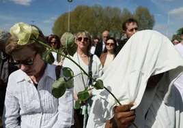 Un grupo de personas participa en un homenaje por la muerte de un menor tras una agresión.
