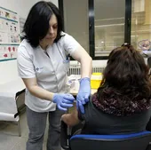 Una embarazada recibe la vacuna de la tosferina.