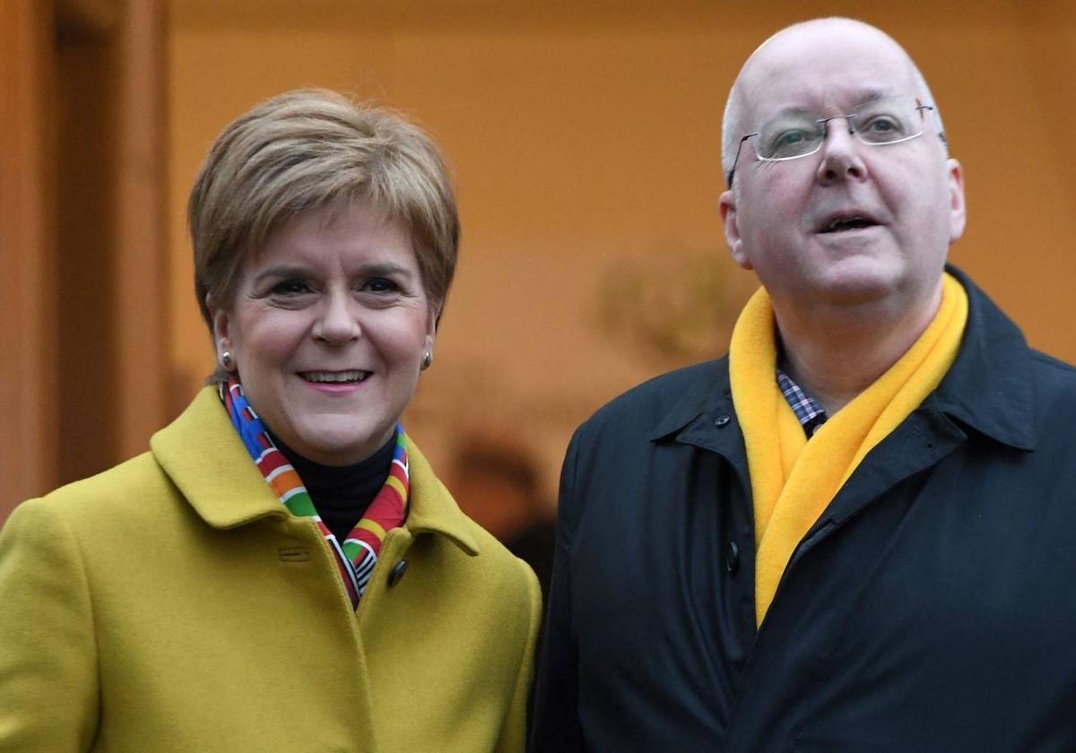 Nicola Sturgeon y su marido, Peter Murrell.