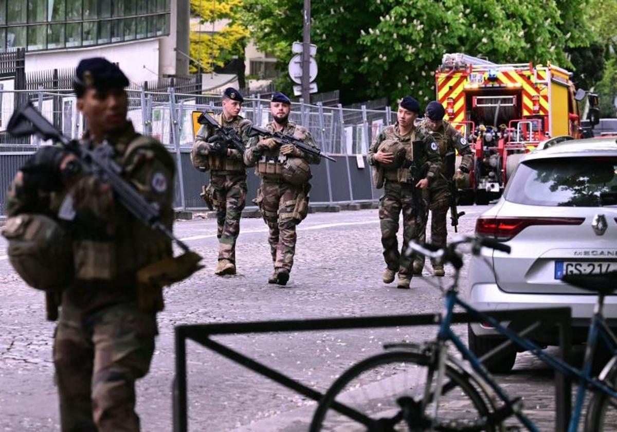 El ejército francés también fue desplegado en el perímetro de seguridad cerca del consulado de Irán en París.