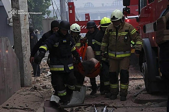 Ucrania derriba un avión ruso en un bombardeo que deja al menos nueve muertos