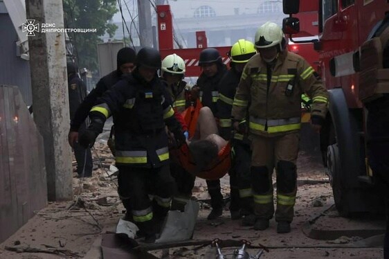Los servicios de rescate trasladan a una persona herida en el bombardeo sobre Dnipro.