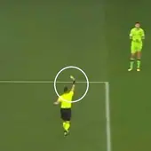 Momento en el que el Dibu ve la segunda amarilla, sin efecto por ser en los penaltis.