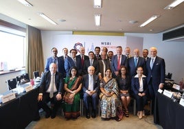 Isidro Fainé junto a los miembros del Consejo Social y Filantrópico del WSBI, en Bangkok.