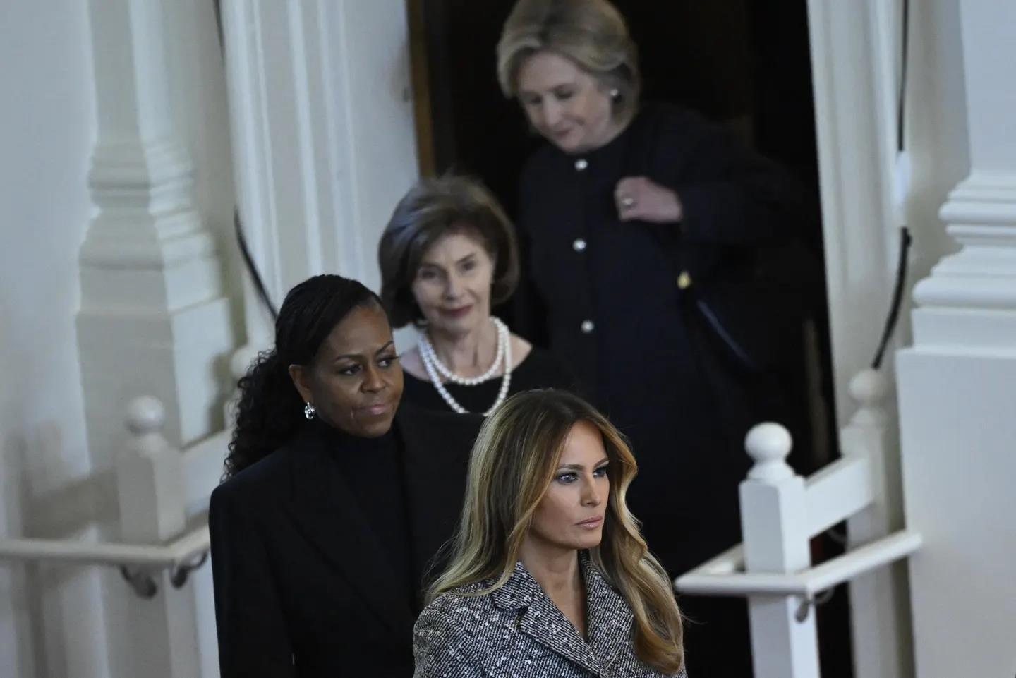 Junto a Michelle Obama, Laura Bush y Hillary Clinton en el funeral de Rosalynn Carter.