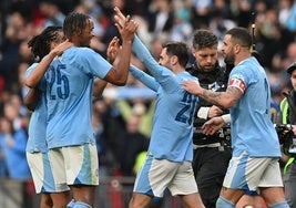 Los jugadores del City celebran el decisivo gol de Bernardo Silva.