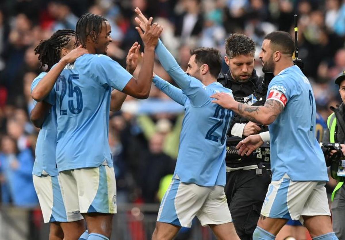 Los jugadores del City celebran el decisivo gol de Bernardo Silva.