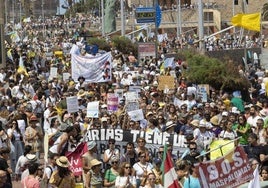 Manifestantes protestan contra el turismo en masa, este sábado, en Las Palmas de Gran Canarias.