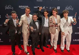 Juan Antonio Bayona (tercero por la izquierda) posa con su equipo en los Premios Platino.