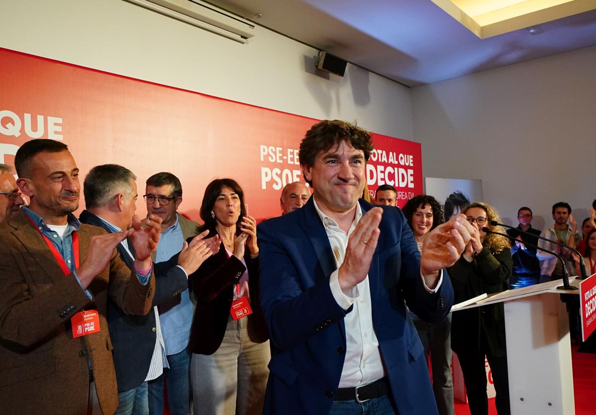 El líder del PSE, Eneko Andueza, tras conocer los resultados de las elecciones en el País Vasco.