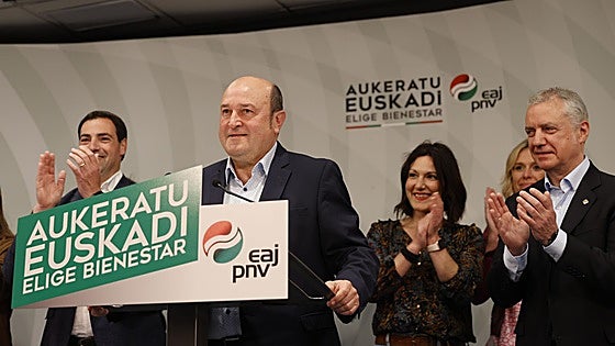 El PNV gana en votos, empata con Bildu a escaños y tiene mayoría absoluta con el PSE