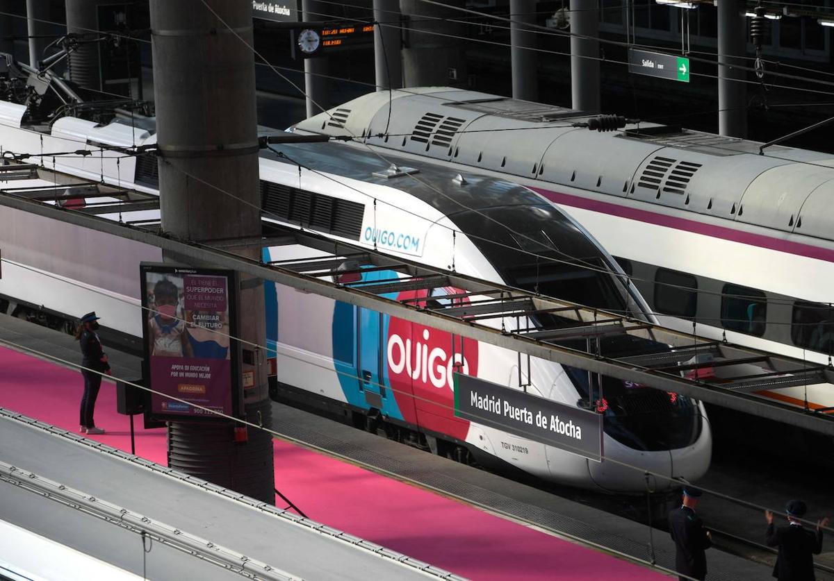 Un tren de la operadora francesa Ouigo al lado de un AVE de Renfe.