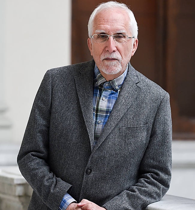 Luis Mateo Díez en la escalinata de Biblioteca Nacional.
