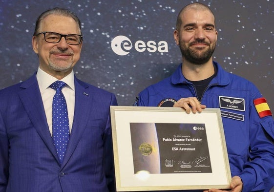 Pablo Álvarez, con el título que acredita su condición de astronauta.