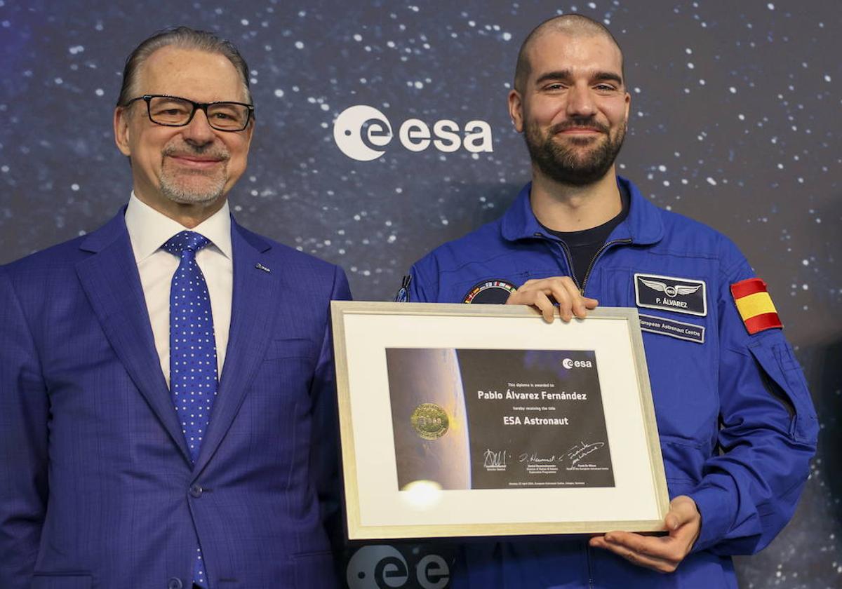 Pablo Álvarez, con el título que acredita su condición de astronauta.