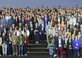 El presidente de la Fundación BBVA, Carlos Torres Vila, y el director de la Fundación BBVA, Rafael Pardo (centro de la imagen), posan junto a más de 300 investigadores y creadores de la Red Leonardo