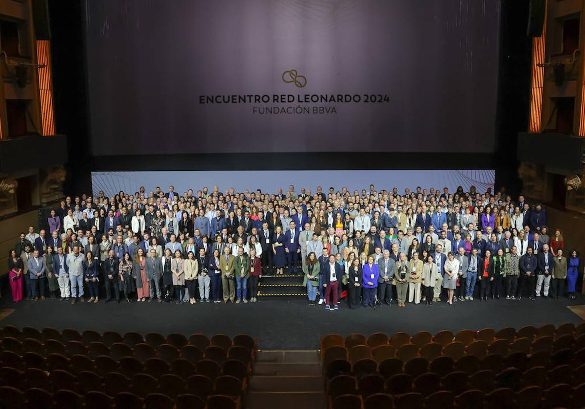 El presidente de la Fundación BBVA, Carlos Torres Vila, y el director de la Fundación BBVA, Rafael Pardo (centro de la imagen), posan junto a más de 300 investigadores y creadores de la Red Leonardo