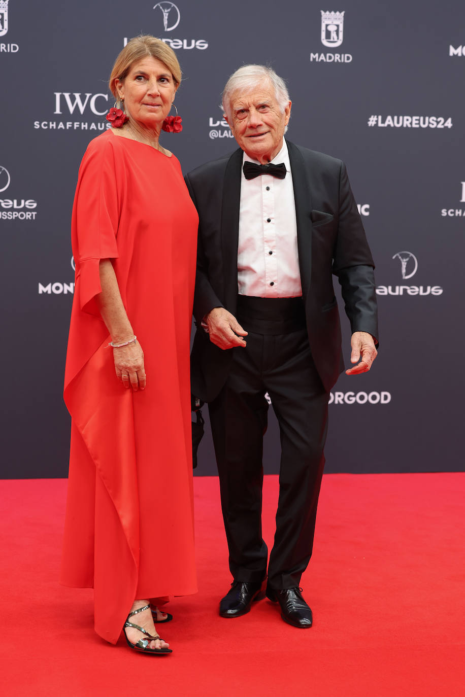 El expiloto italiano de motociclismo Giacomo Agostini posa a su llegada a la gala de entrega de los Premios Laureus este lunes en el Palacio Cibeles de Madrid