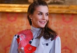 Los mejores 'looks' de la reina Letizia en los Premios Cervantes: del vestido de la polémica al abrigo joya más bonito