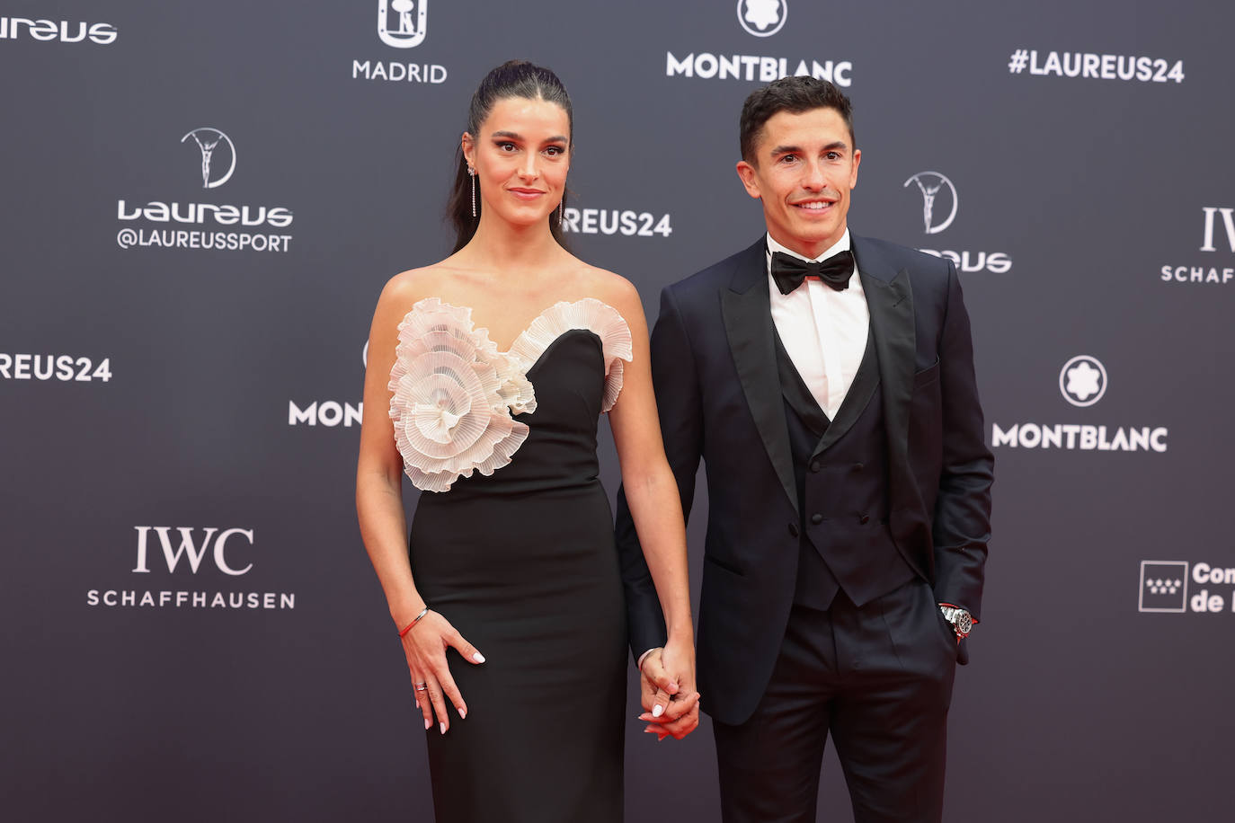 El piloto español Marc Márquez y su acompañante, a su llegada a la gala de entrega de los Premios Laureus este lunes en el Palacio Cibeles de Madrid.