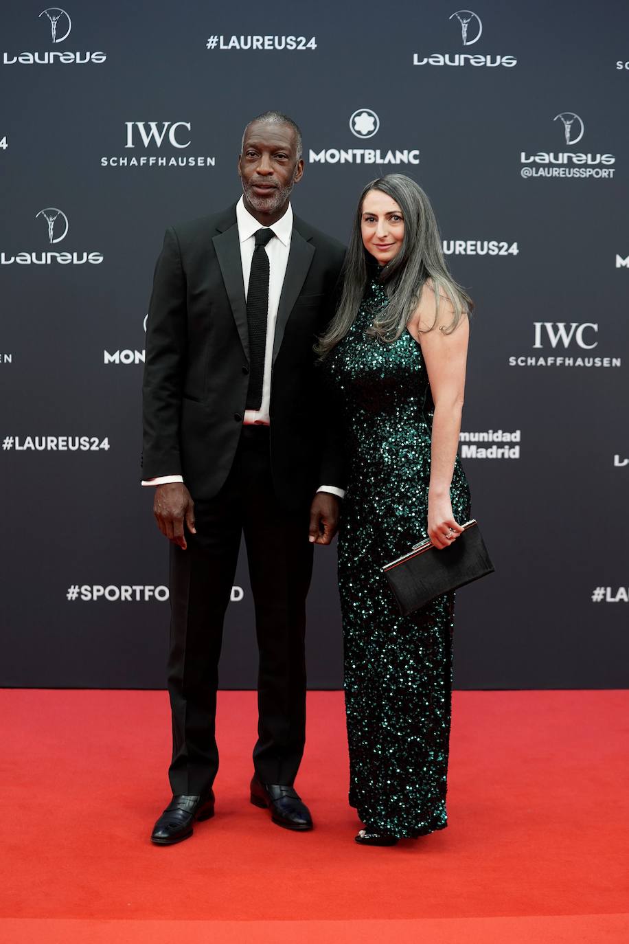 El exatleta Michael Johnson y Armine Shamiryan posan durante la alfombra roja de la 25ª edición de los Premios Laureus 2024, en la Galería de Cristal.