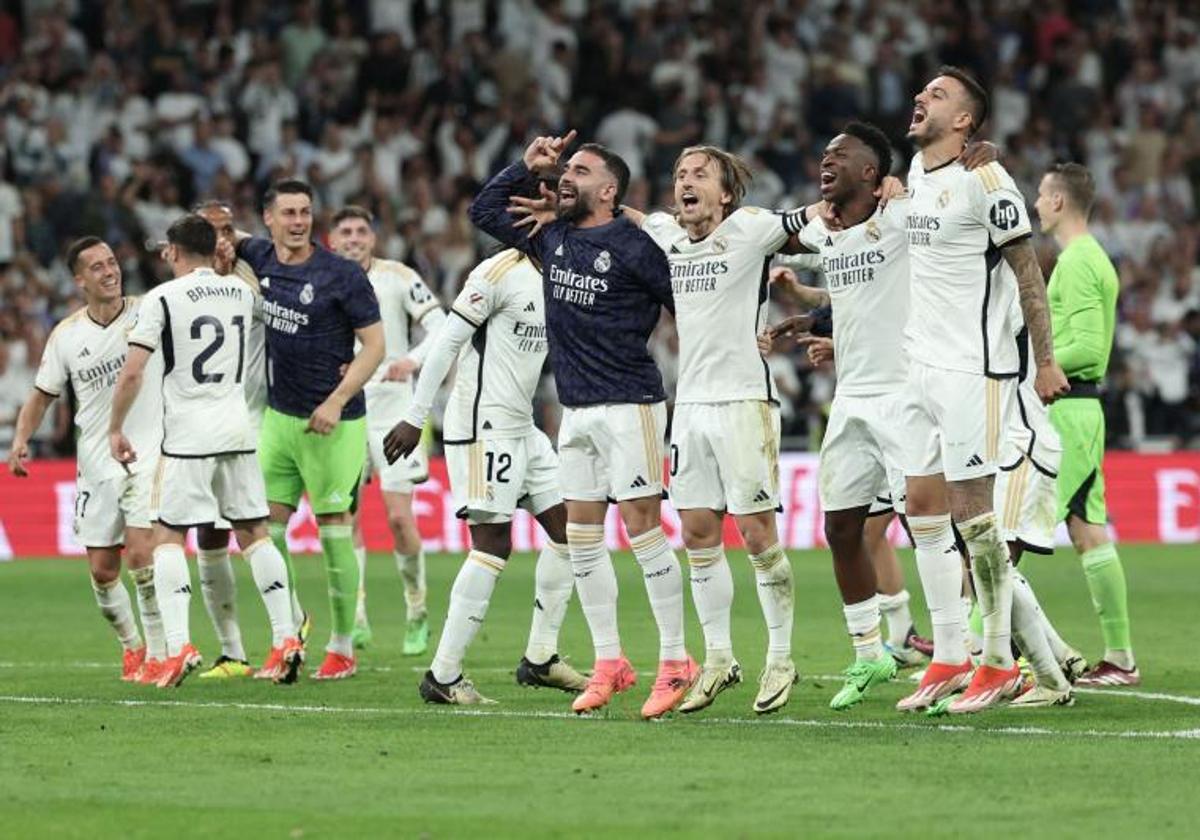 Los jugadores del Real Madrid celebran la victoria en el clásico que sentenció la Liga.