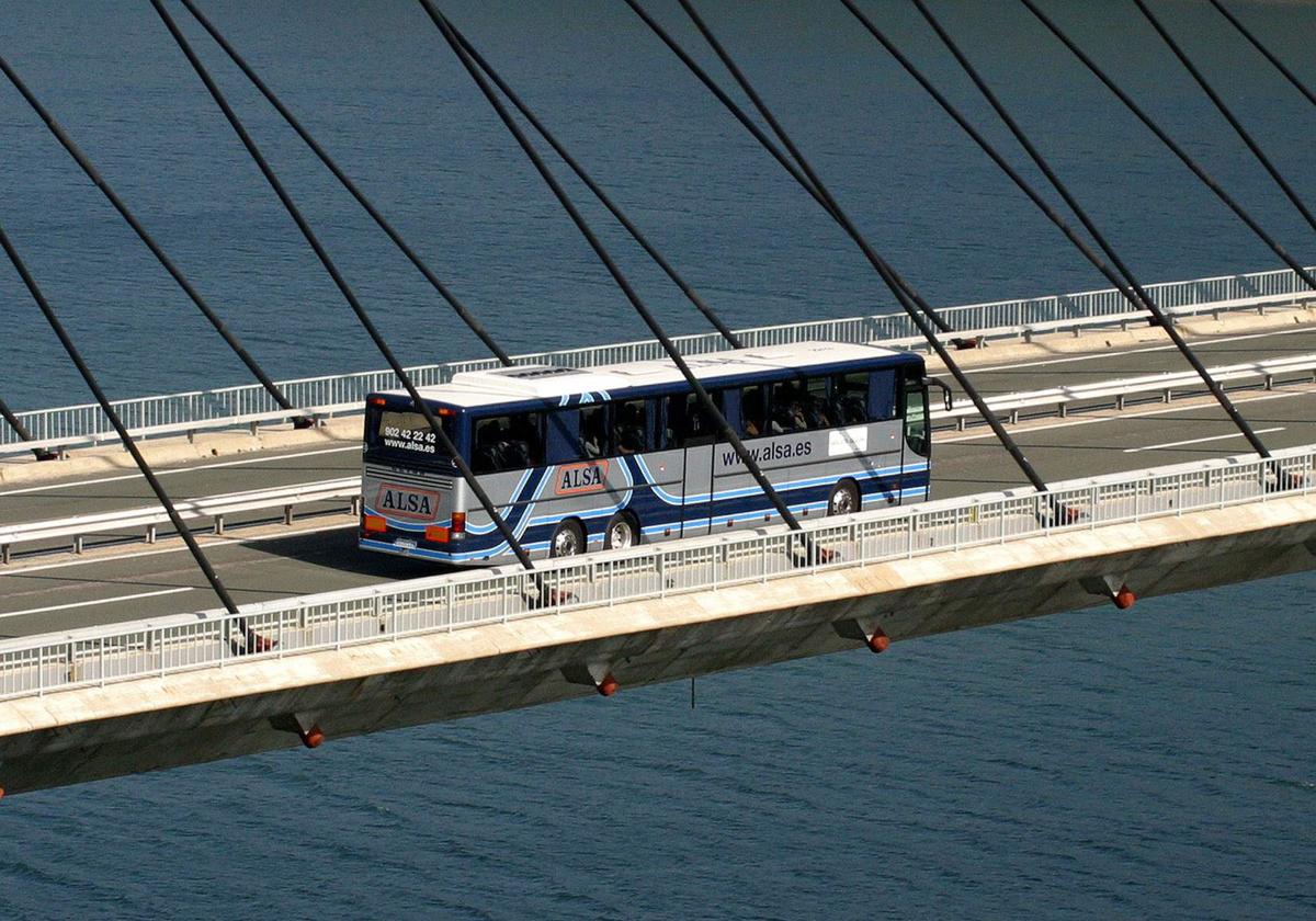 Autobús de Alsa sobre un puente.