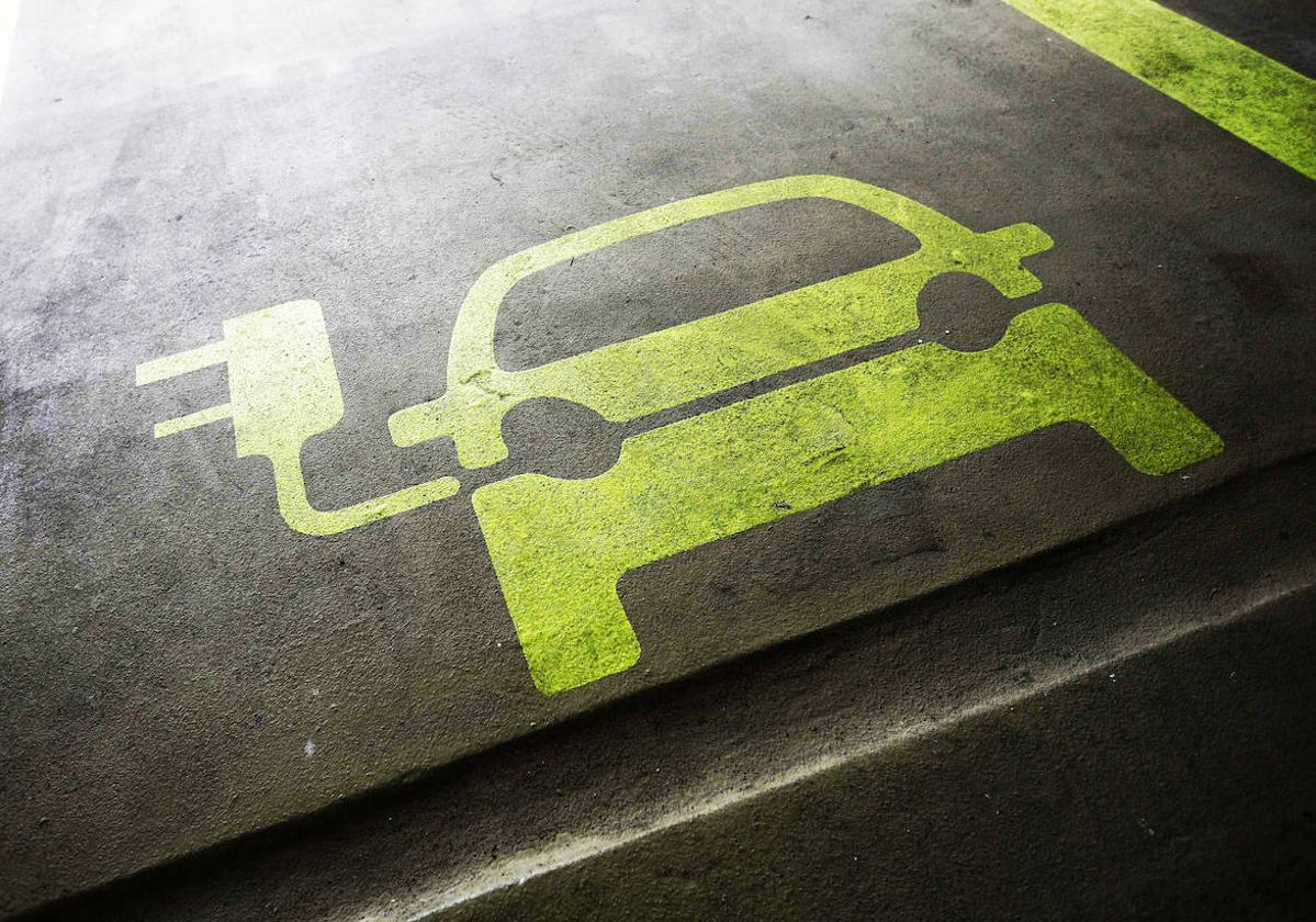 Icono de un coche eléctrico pintado en un aparcamiento de la ciudad china de Hong Kong.