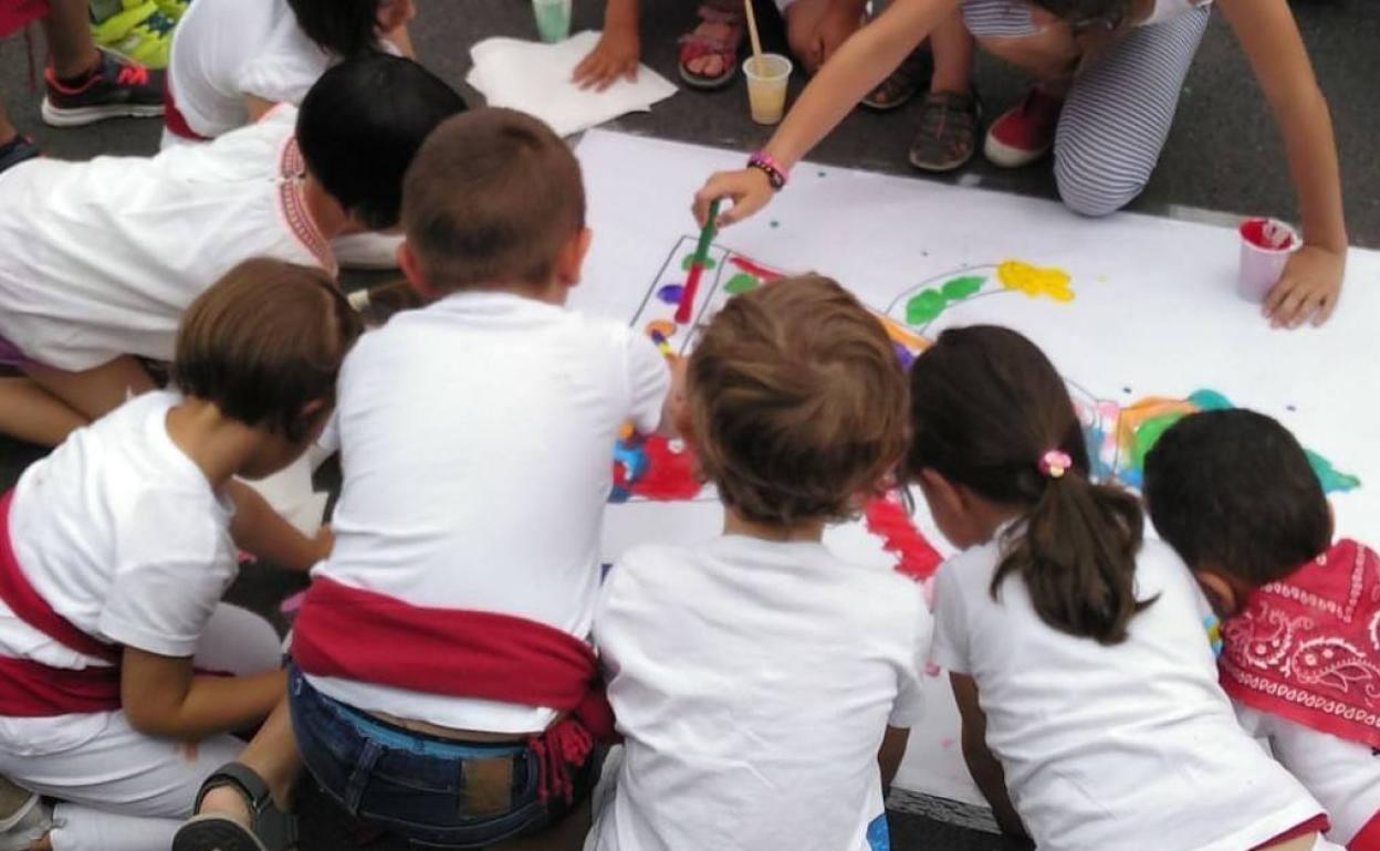 Varios niños realizan una actividad al aire libre.