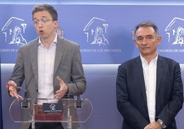 Iñigo Errejón y Enrique Santiago en una rueda de prensa el 21 de marzo.