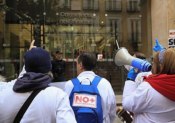 Médicos se manifiestan por la mejora de sus condiciones laborales.