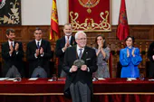 Luis Mateo Díez con su premio Cervantes ate los reyes Felipe y Letizia, el presidente del Gobierno, Pedro Sánchez y la presidenta de Madrid, Isabel Díaz Ayuso
