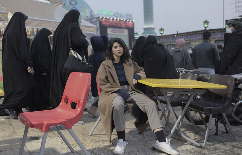 Mujeres arrastradas y agredidas en plena calle en Irán por no llevar pañuelo en la cabeza