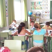 Un grupo de escolares de Primaria trabajan en su clase.