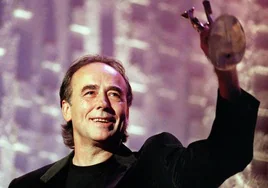 Joan Manuel Serrat recoge el premio Amigo a su trayectoria artística en 1.999 en Madrid