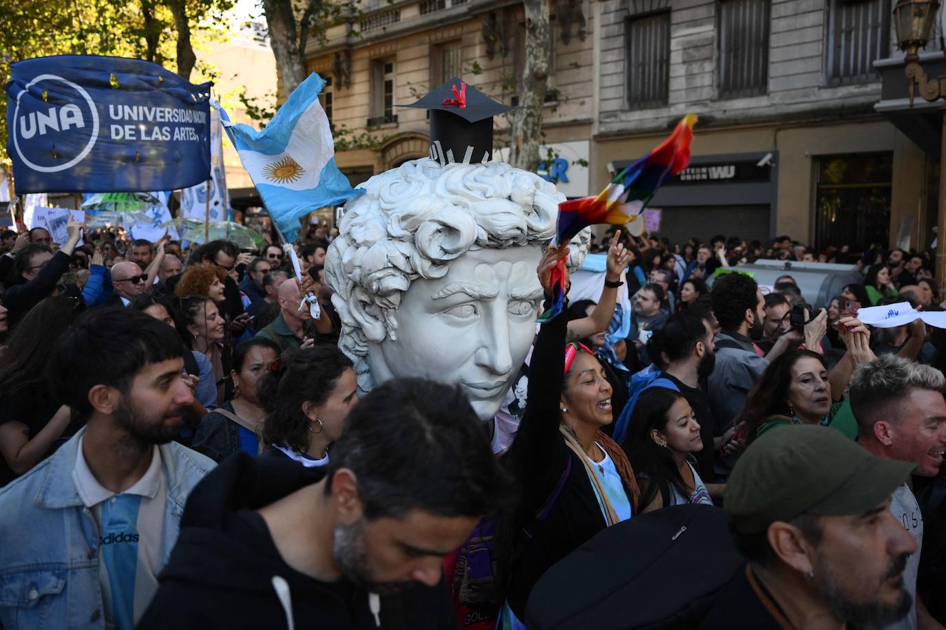 Los universitarios salieron con libros y carteles a favor de la universidad pública.