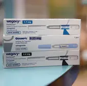 Cajas de medicamentos de Ozempic y Wegovy.