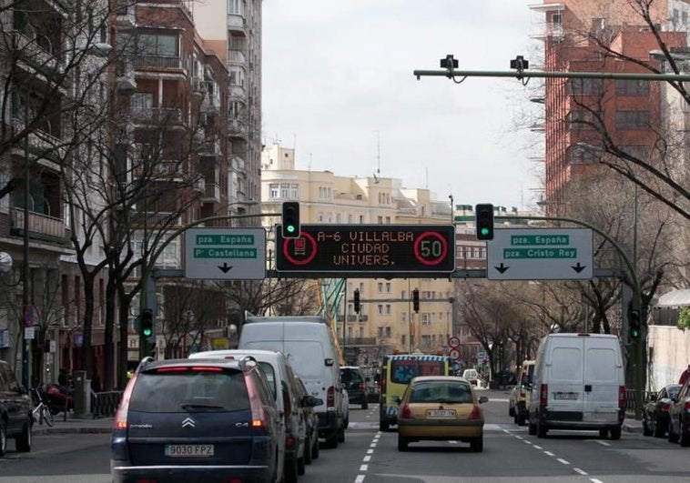 Semáforos con cámaras en la calle Islas Filipinas, en Madrid