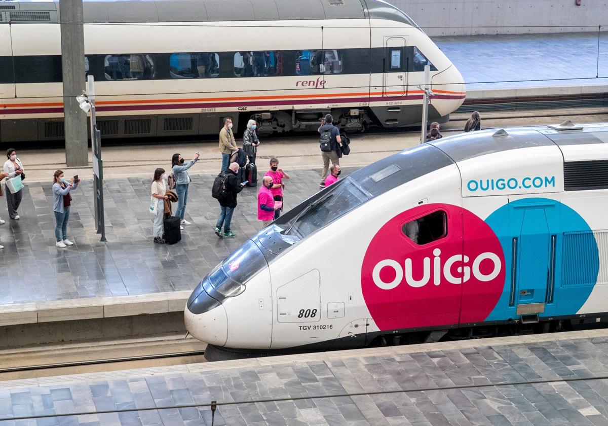 Un tren de Ouigo y otro de Renfe en la estación de Atocha.