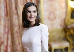 La reina Letizia se viste de princesa: recupera un vestido rosa clásico y muy primaveral en el almuerzo del Premio Cervantes