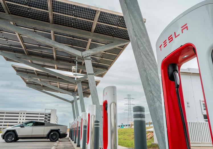 Un 'cybertruck' carga su batería en una estación de Tesla.